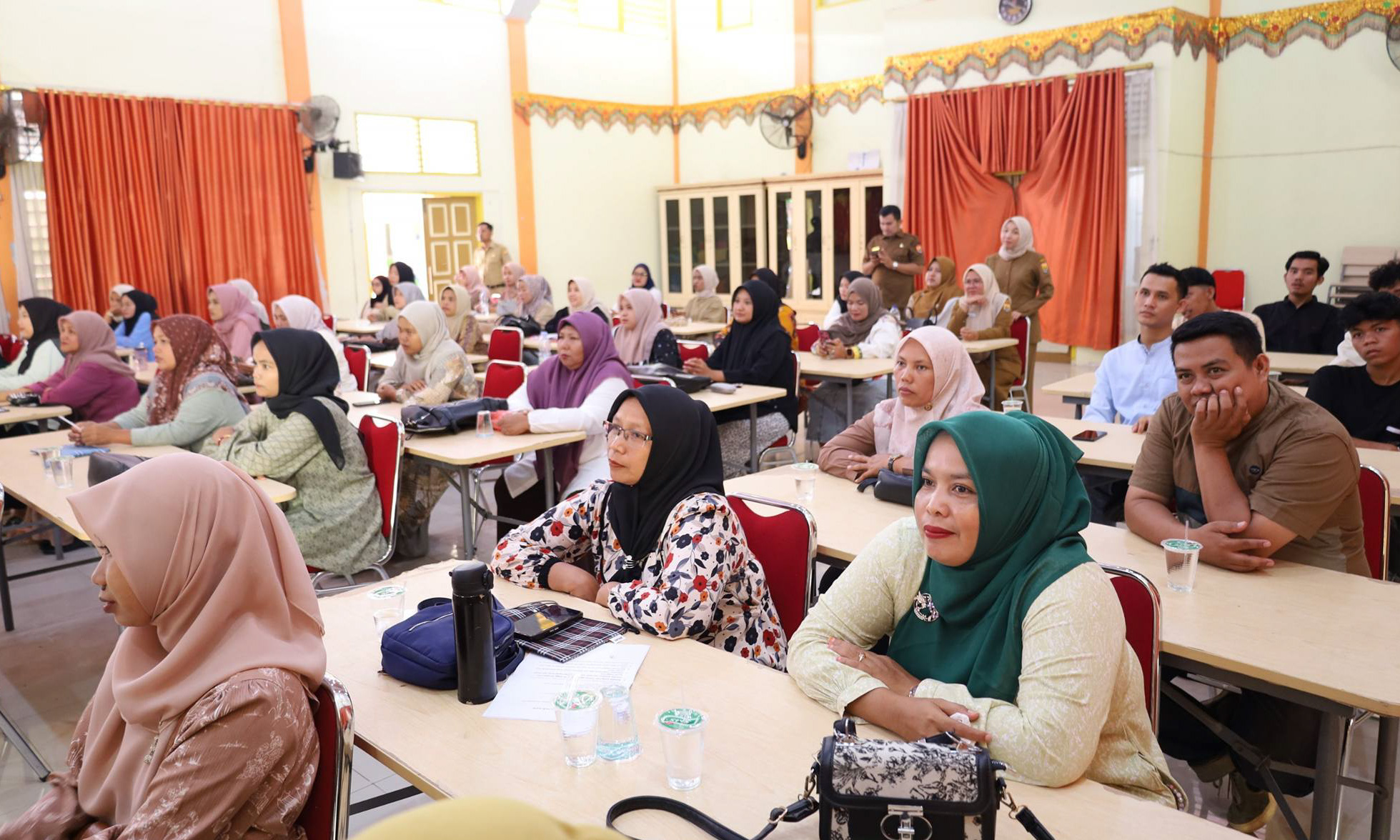 Peserta Pelatihan Pembuatan Cake, Kue Kering, dan Minuman Kekinian bagi 50 UMKM di Aula SMKN 2 Pariaman, Selasa (10/2/2026).