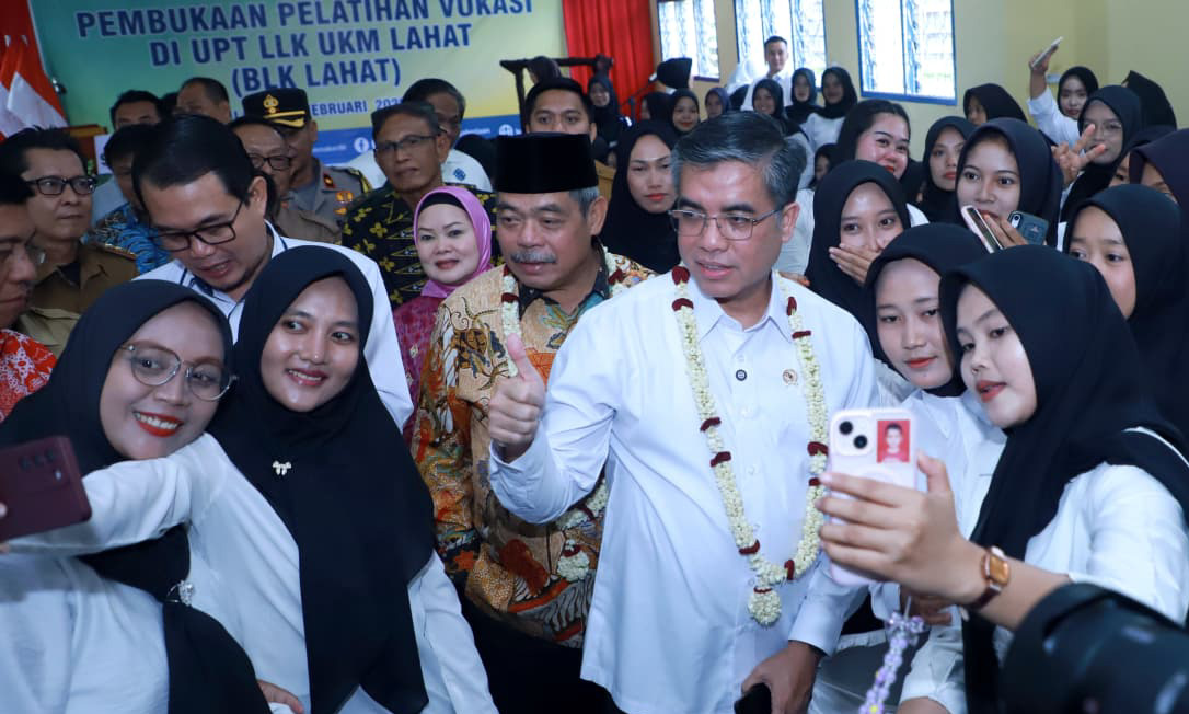 Menteri Ketenagakerjaan Yassierli membuka Pelatihan Berbasis Kompetensi di BLK Lahat, Senin (9/2/2026), dan menegaskan pentingnya pengawalan lulusan hingga masuk dunia kerja.