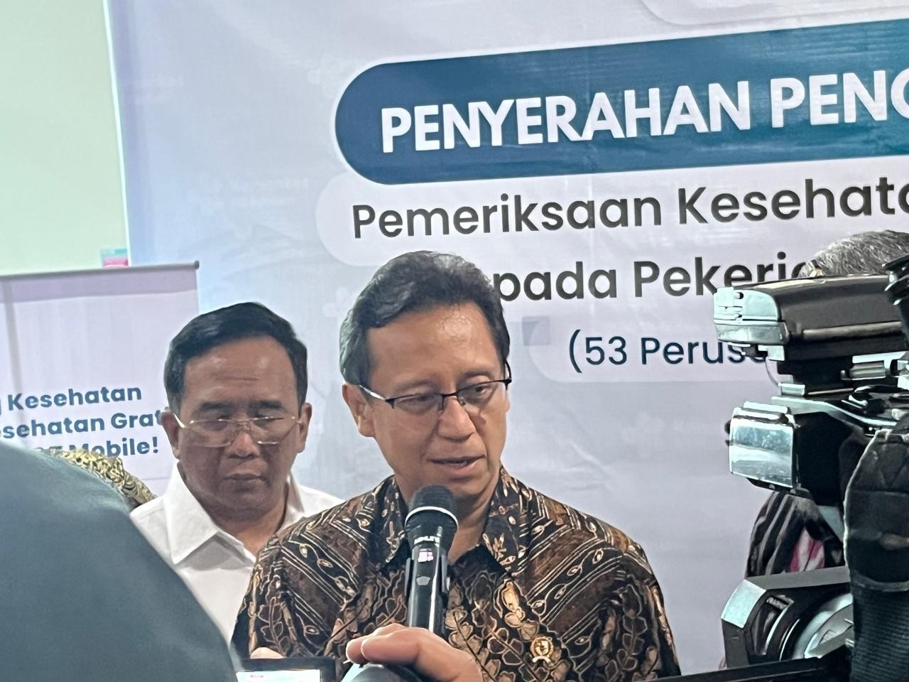 DEMI KEADILAN: Menteri Kesehatan Budi Gunadi Sadikin menjelaskan mengenai penonaktifan PBI JKN di Semarang kemarin (10/2).