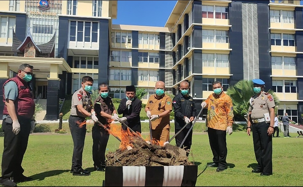 Wakapolda Sumbar Brigjen Pol. Solihin bersama pejabat terkait melakukan pemusnahan barang bukti narkotika di Mapolda Sumbar, Selasa (10/2).