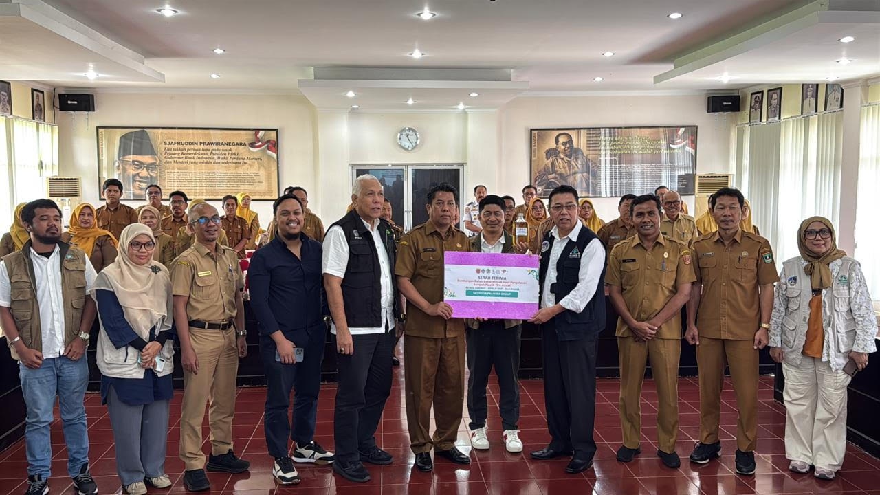 : PPKLH UNP bersama Renol Energi dan Prawira Group menyerahkan bantuan 1 ton solar hasil olahan sampah plastik kepada Pemkab Agam di Aula Utama Kantor Bupati Agam, Senin (9/2).