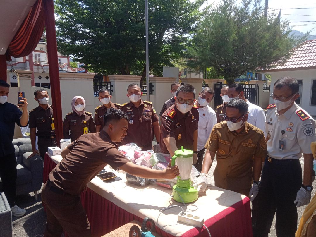 Kajari Pessel Mohd Radyan bersama Bupati Pessel Risnaldi Ibrahim dan anggota Forkopimda  saat menghancurkan barang bukti narkotika di halaman Kantor Kejari Pessel, Selasa (10/2).