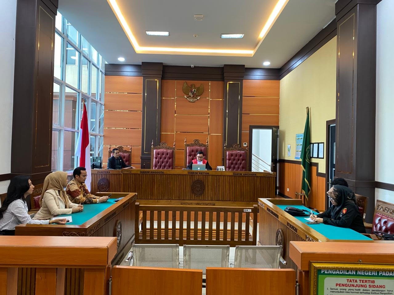 Suasana sidang putusan praperadilan kedua kasus dugaan korupsi KMK di Pengadilan Negeri Kelas IA Padang, Selasa (10/2).