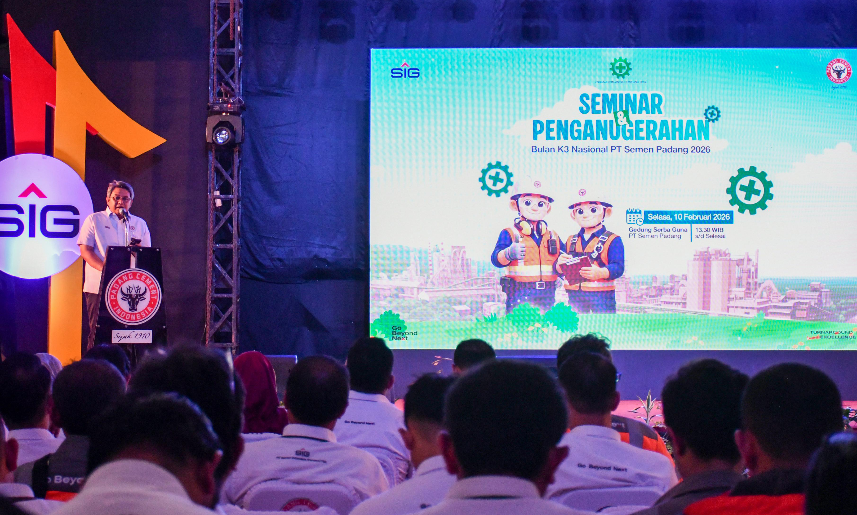 Direktur Operasi PT Semen Padang, Andria Delfa, membuka Seminar Bulan K3 Nasional 2026 di GSG PT Semen Padang, Selasa (10/2/2026), disaksikan jajaran manajemen dan ratusan karyawan.
