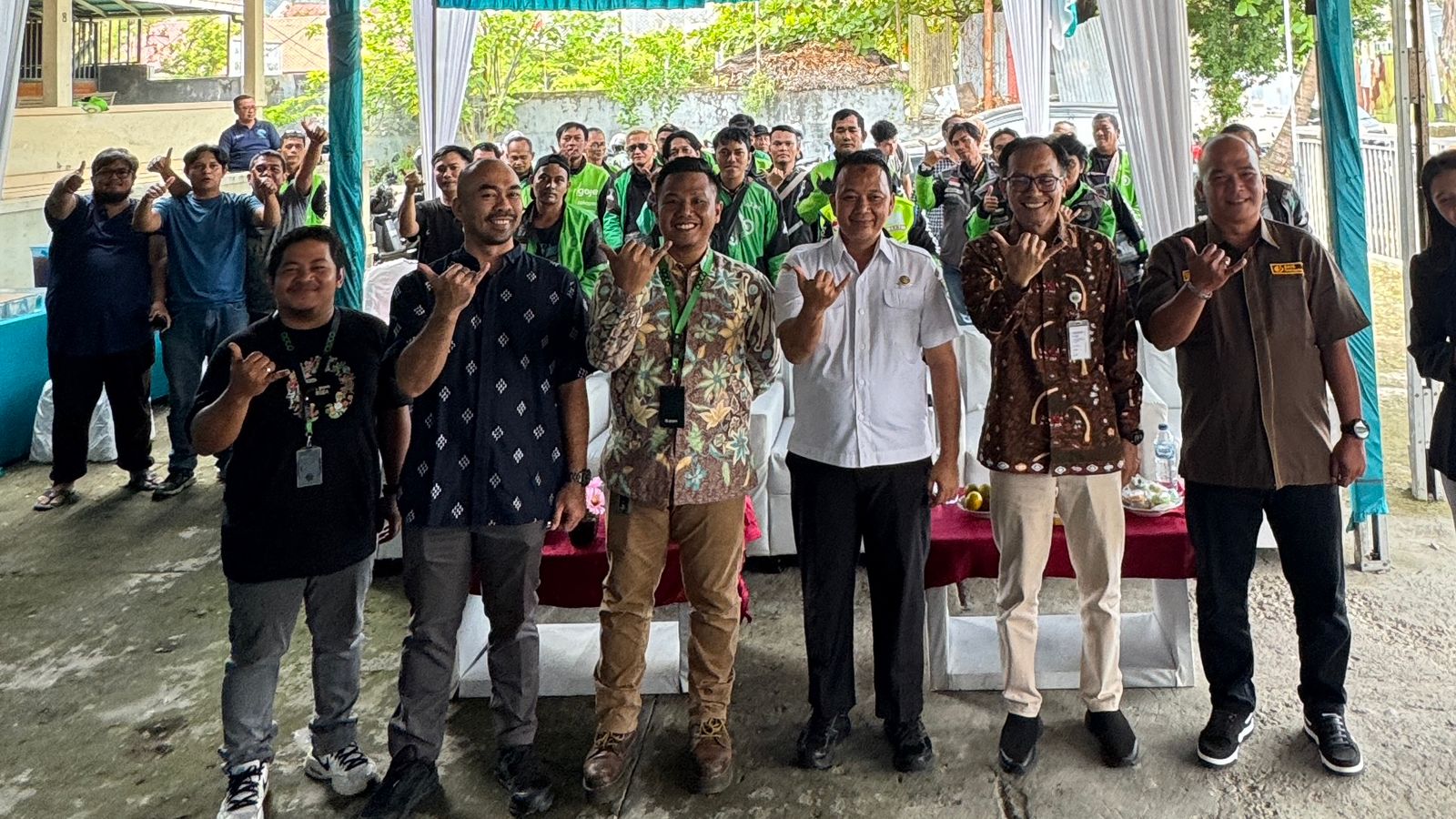 Puluhan mitra driver Gojek mengikuti sosialisasi manfaat BPJS Ketenagakerjaan bersama GoTo dan BPJS di Waroeng Assyik Patriot, Padang Selatan.