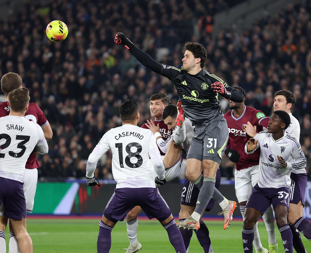 Penyelamatan Kiper Manchester United, Senne Lammens menggagalkan peluang West Ham, babak pertama berakhir tanpa gol.(Foto: X @manutd)