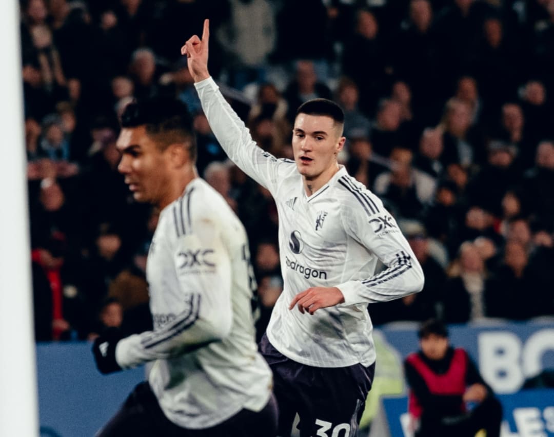 Benjamin Sesko merayakan gol dramatis menit 96 yang menyelamatkan Manchester United dari kekalahan atas West Ham, hasil assist Bryan Mbeumo.(Foto: X @manutd)