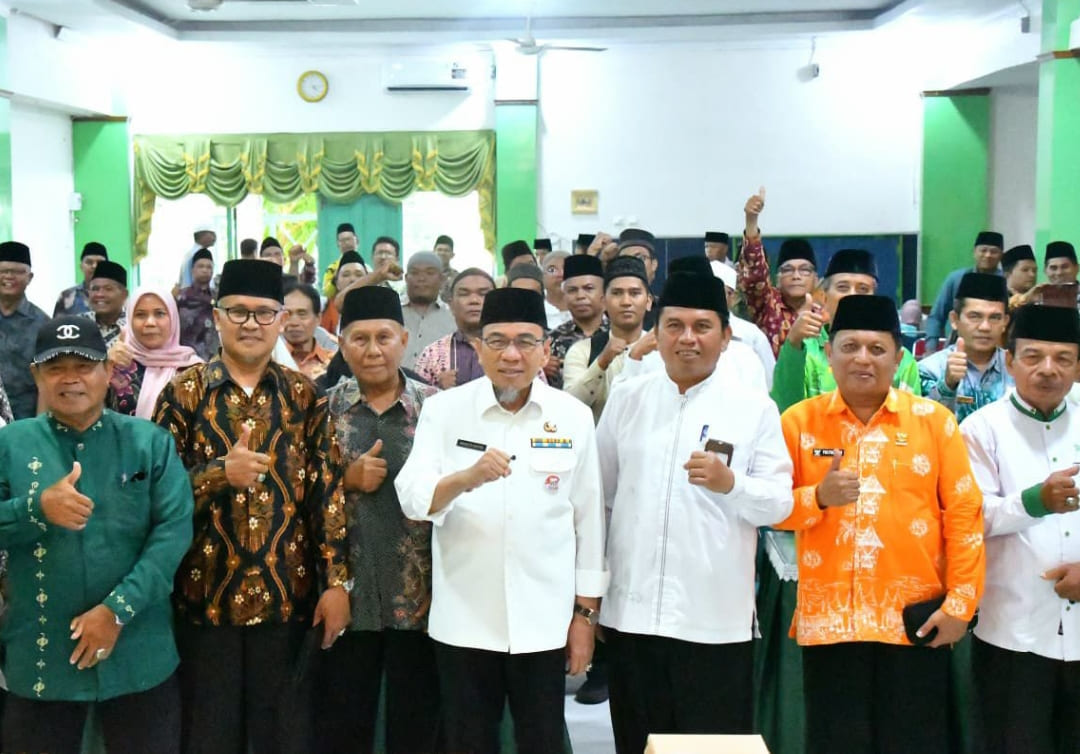 Wakil Wali Kota Padang Maigus Nasir bersama Kepala Kantor Kemenag Edy Oktafiandi dan pengurus masjid saat pembinaan jelang Ramadhan 1447 H.(Foto: Prokopim)