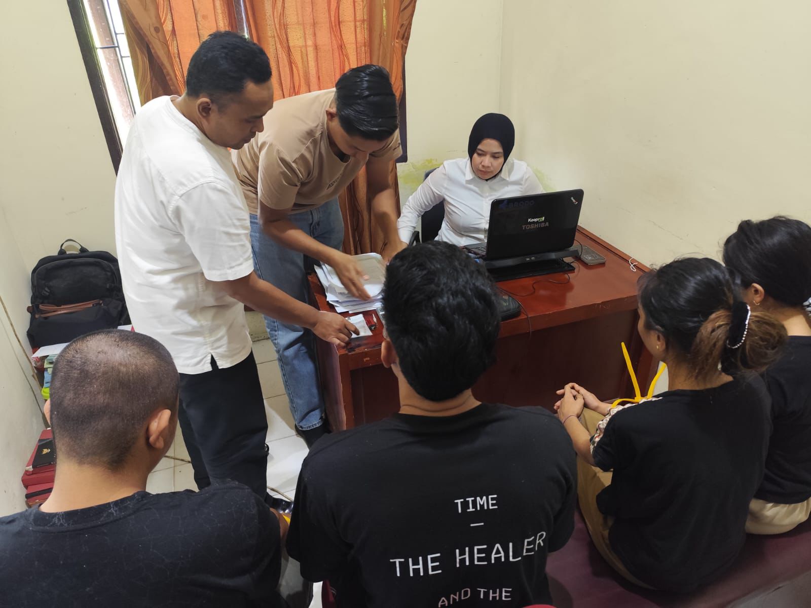 Tim Kalo Sirah Satresnarkoba Polres Limapuluh Kota menggerebek sebuah rumah yang diduga menjadi lokasi pesta sekaligus transaksi narkotika di Jorong Balai Talang, Kenagarian Guguk VIII Koto.
