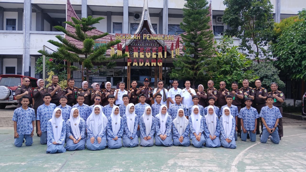 Kejaksaan Tinggi (Kejati) Sumatera Barat menggelar kegiatan Jaksa Masuk Sekolah (JMS) di SMAN 10 Padang, Rabu (11/2).