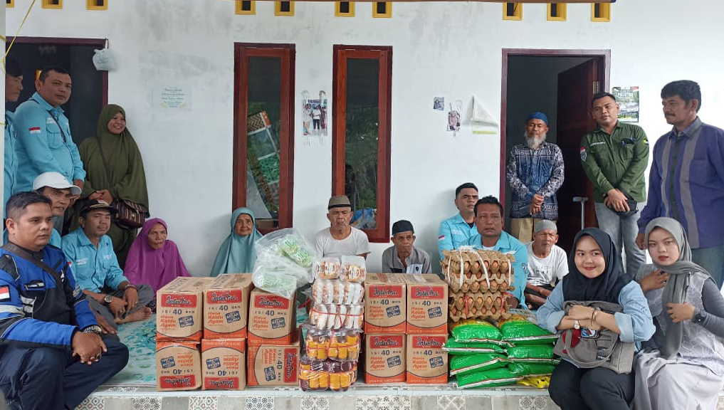 AJO Pasbar serahkan sembako kepada pengelola Rumah Lansia Siti Khadijah, Rabu (11/2/2026).