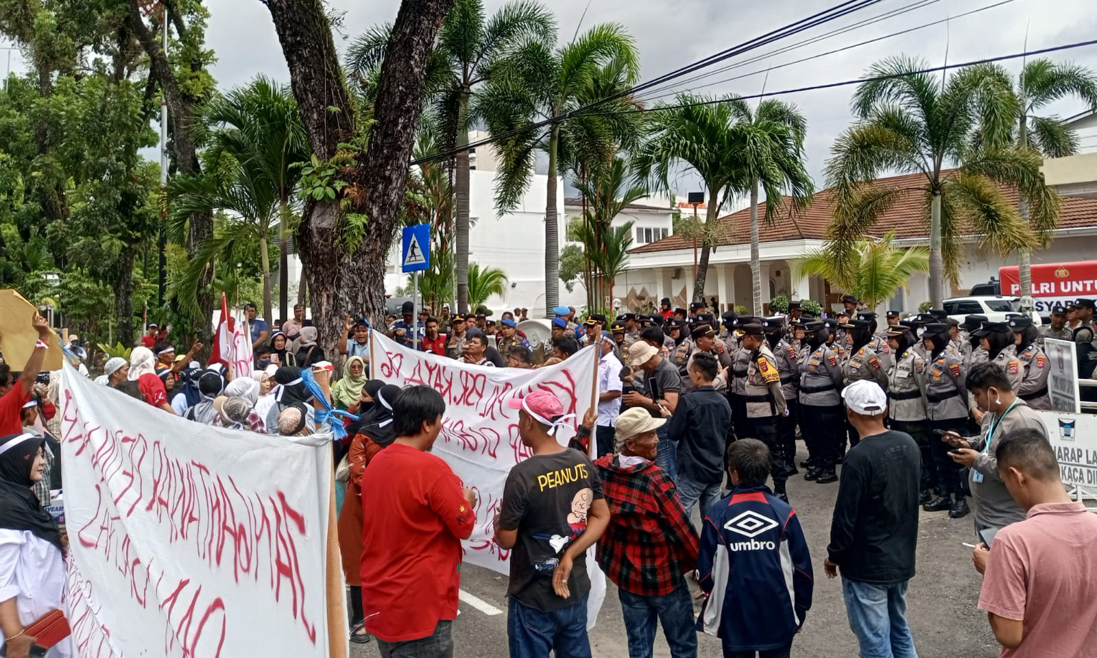 PKL Pasar Raya Padang berunjuk rasa di depan rumah dinas Wali Kota Padang, Rabu (11/2/2026) siang.