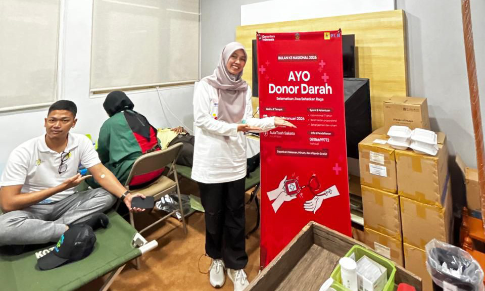 Pegawai PLN UID Sumatera Barat mengikuti kegiatan donor darah dalam rangka Bulan K3 Nasional 2026 di salah satu unit kerja.