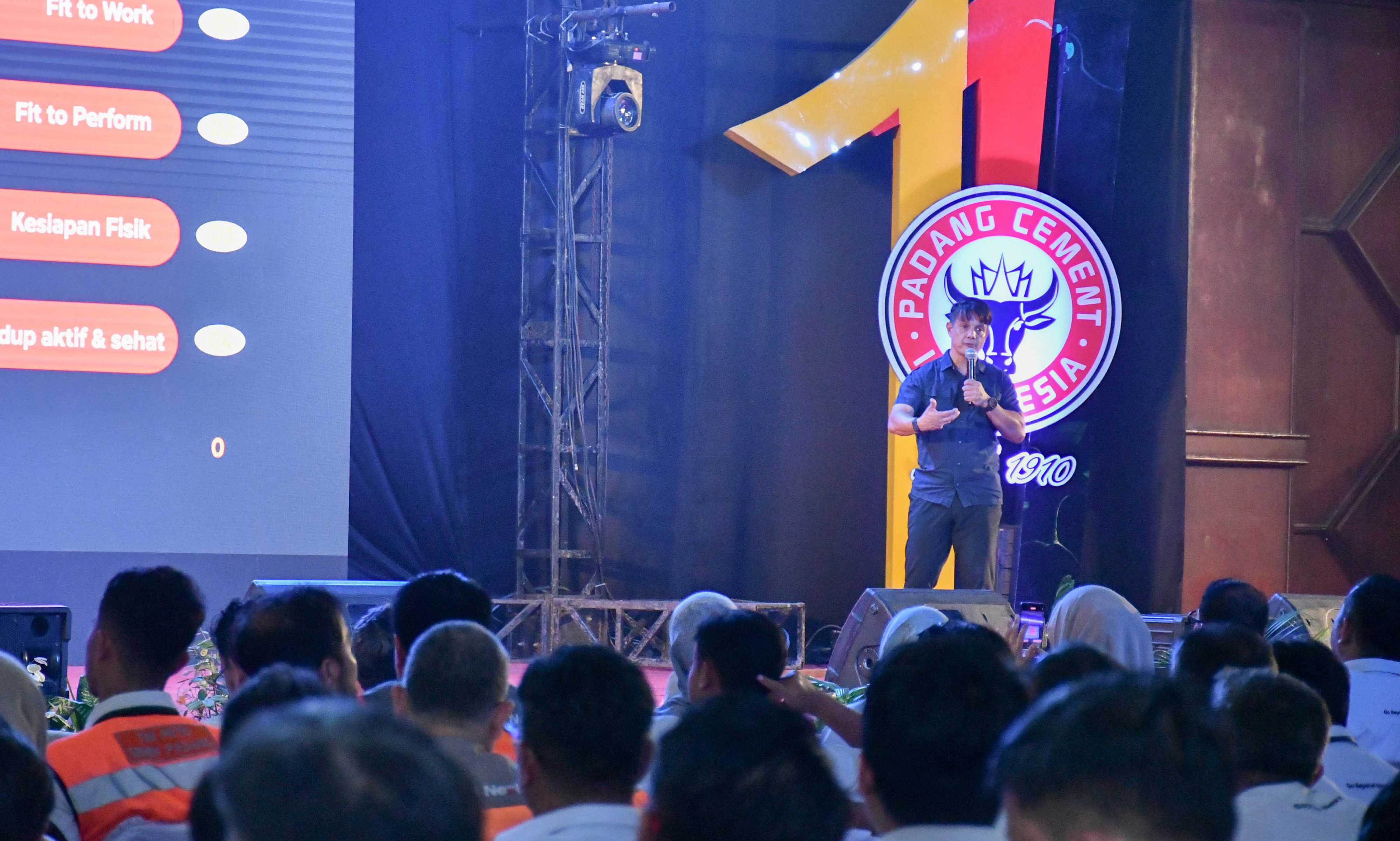 Sport physiotherapy and high performance coach Matias Ibo saat menyampaikan materi dalam Seminar Bulan K3 Nasional PT Semen Padang 2026 di GSG PT Semen Padang, Selasa (10/2/2026).