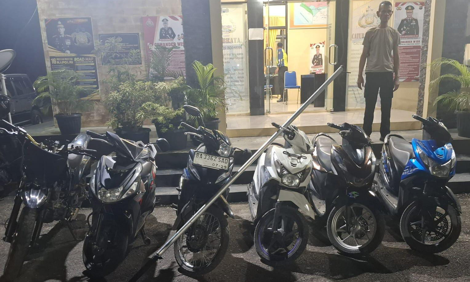 Aparat Polsek Pasaman mengamankan 14 orang remaja yang diduga ada tawuran, beserta enam unit sepeda motor, dua egrek, serta 10 unit telepon genggam.
