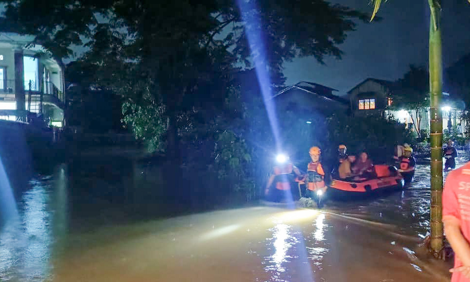 Tim SAR Padang melakukan evakuasi warga terdampak banjir di Pagambiran Ampalu Nan XX, Kecamatan Lubukbegalung, Rabu malam (11/2/2026).