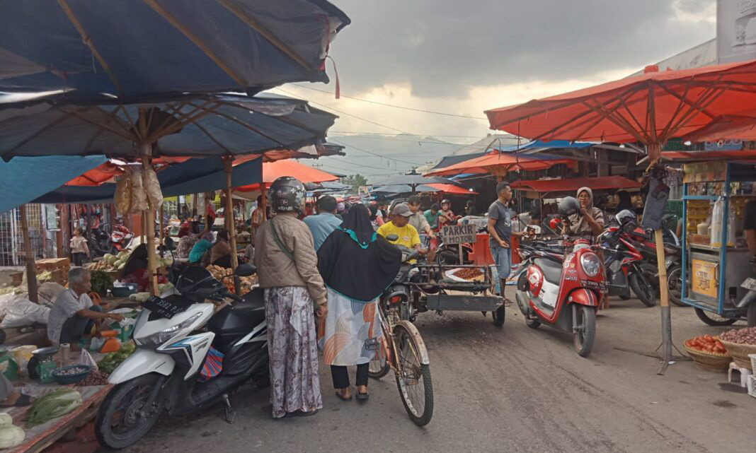 Lapak pedagang memenuhi badan jalan di kawasan Pasar Raya Kota Solok, membuat akses pembeli terganggu dan pasar tampak semrawut. (foto: Dila Kartika/Padeks)