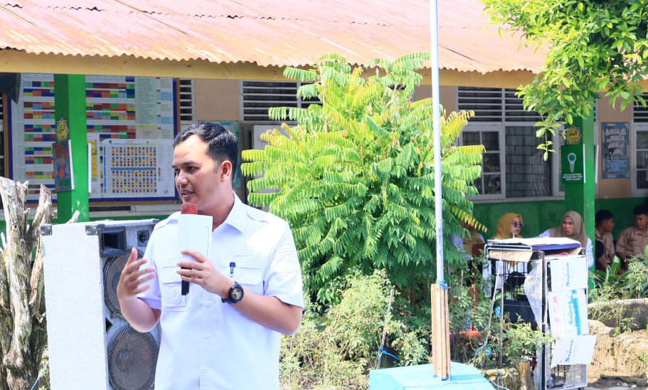 Wakil Bupati Padangpariaman Rahmat Hidayat menyerahkan buku tabungan SimPel kepada siswa SMPN 4 Lubuakaluang, Rabu (11/2/2026).