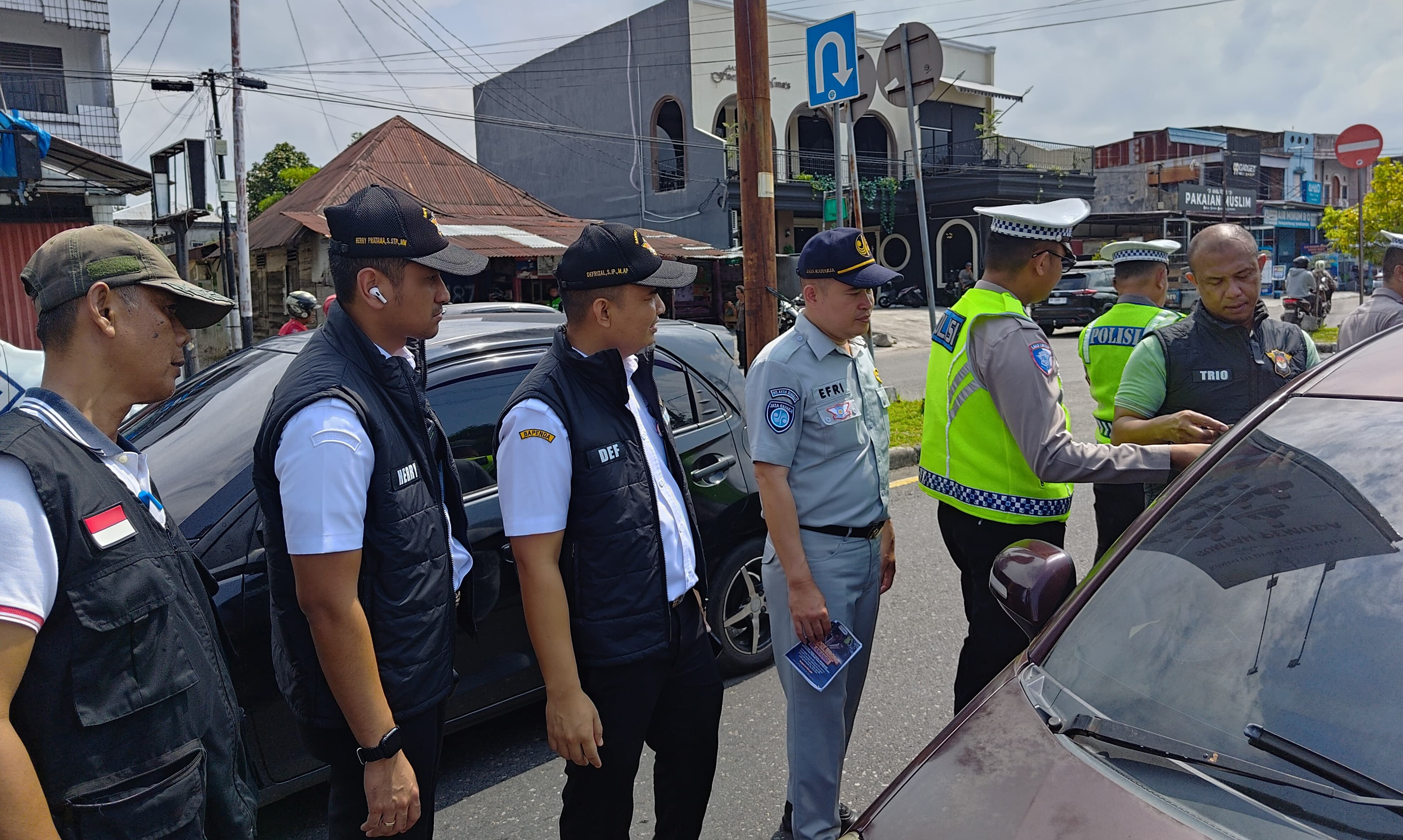 Kasatlantas Polresta Padang AKP Riwal Maulidinata memimpin penertiban wajib pajak kendaraan bermotor di Kota Padang, Rabu (11/2/2026).