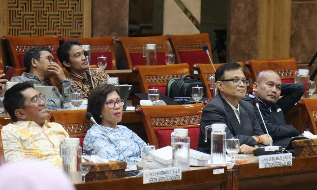 Rektor Universitas Paramadina Prof Didik J Rachbini PhD (dua kanan) menyampaikan pandangan kritis dalam RDPU bersama Komisi X DPR RI di Kompleks Parlemen, Senayan.