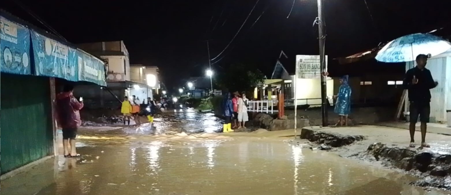 CUACA EKSTREM: Luapan air Batang Balok Bancah menggenangi badan jalan di Jorong Bancah, Nagari Maninjau, Kecamatan Tanjungraya, Kabupaten Agam, Rabu (11/2) malam.