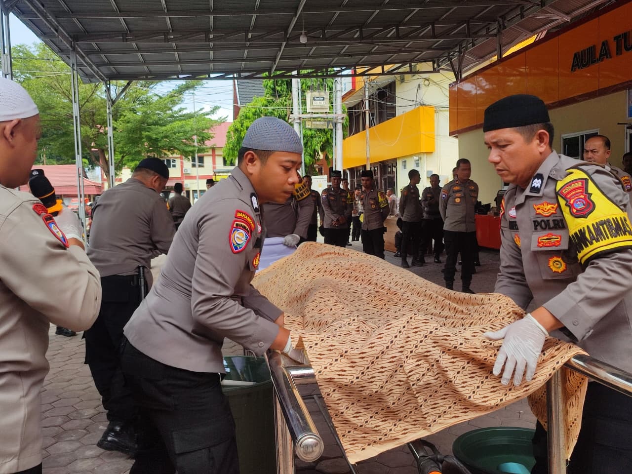 Tim Polres Payakumbuh saat mengikuti perlombaan penyelengaraan jenazah di Mapolresta Padang, Rabu (11/2).