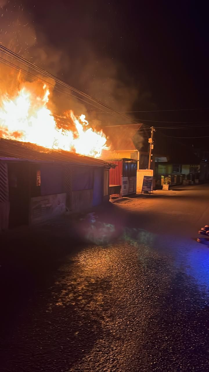 Kebakaran menghanguskan dua unit kedai kayu di Jorong Mungka Tengah, Nagari Mungka, Kecamatan Mungka, Kabupaten Limapuluh Kota, Kamis (12/2/2026) menjelang subuh.