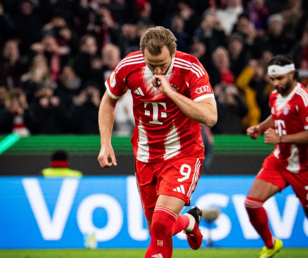 Harry Kane merayakan gol pembuka Bayern ke gawang RB Leipzig pada perempat final DFB Pokal 2026.(Foto: @HKane)