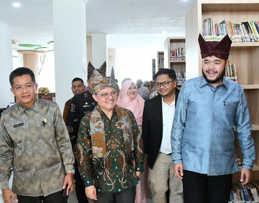 Kepala Perpusnas RI dan Wali Kota Padang meninjau Gedung Layanan Perpustakaan Umum Daerah Padang.(Foto: Prokopim)
