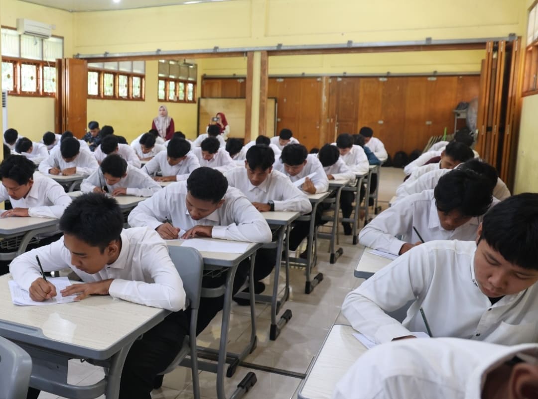 Calon peserta pelatihan mekanik mengikuti psikotes yang digelar PT Bukit Asam.(Foto: Corcom)