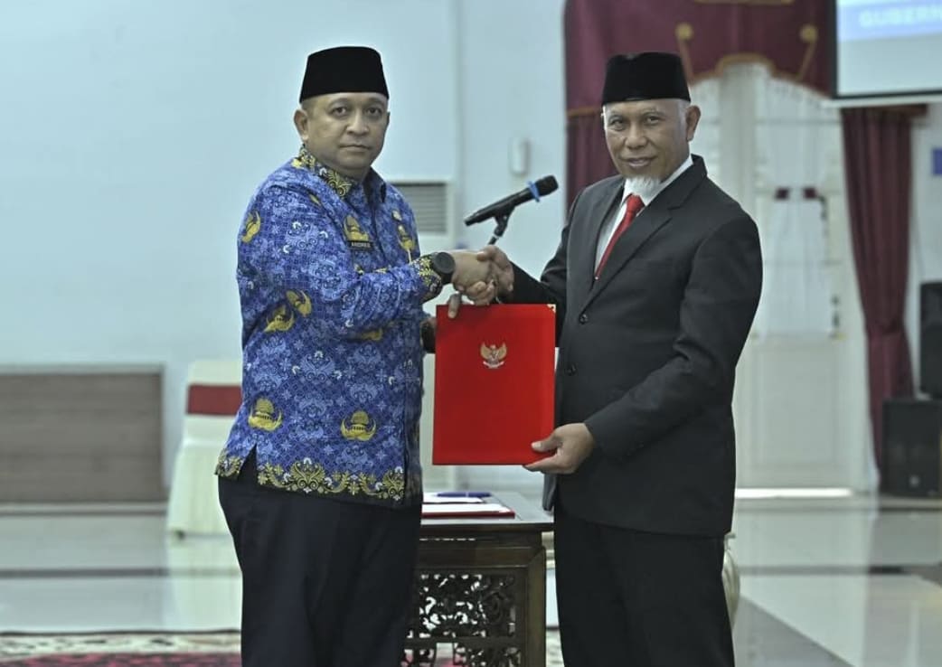 Gubernur Mahyeldi Ansharullah (kanan) serahkan berita acara pelantikan Andree Algamar sebagai Kepala Biro Umum Sumbar di Auditorium Gubernuran.(Foto: Biro Adpim)