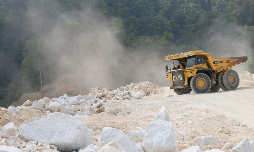 Bukit Karang Putih menjadi sumber kekuatan semen, tempat batu kapur ditambang terencana sebagai bahan baku utama produksi PT Semen Padang sebelum diproses menjadi material konstruksi kokoh.