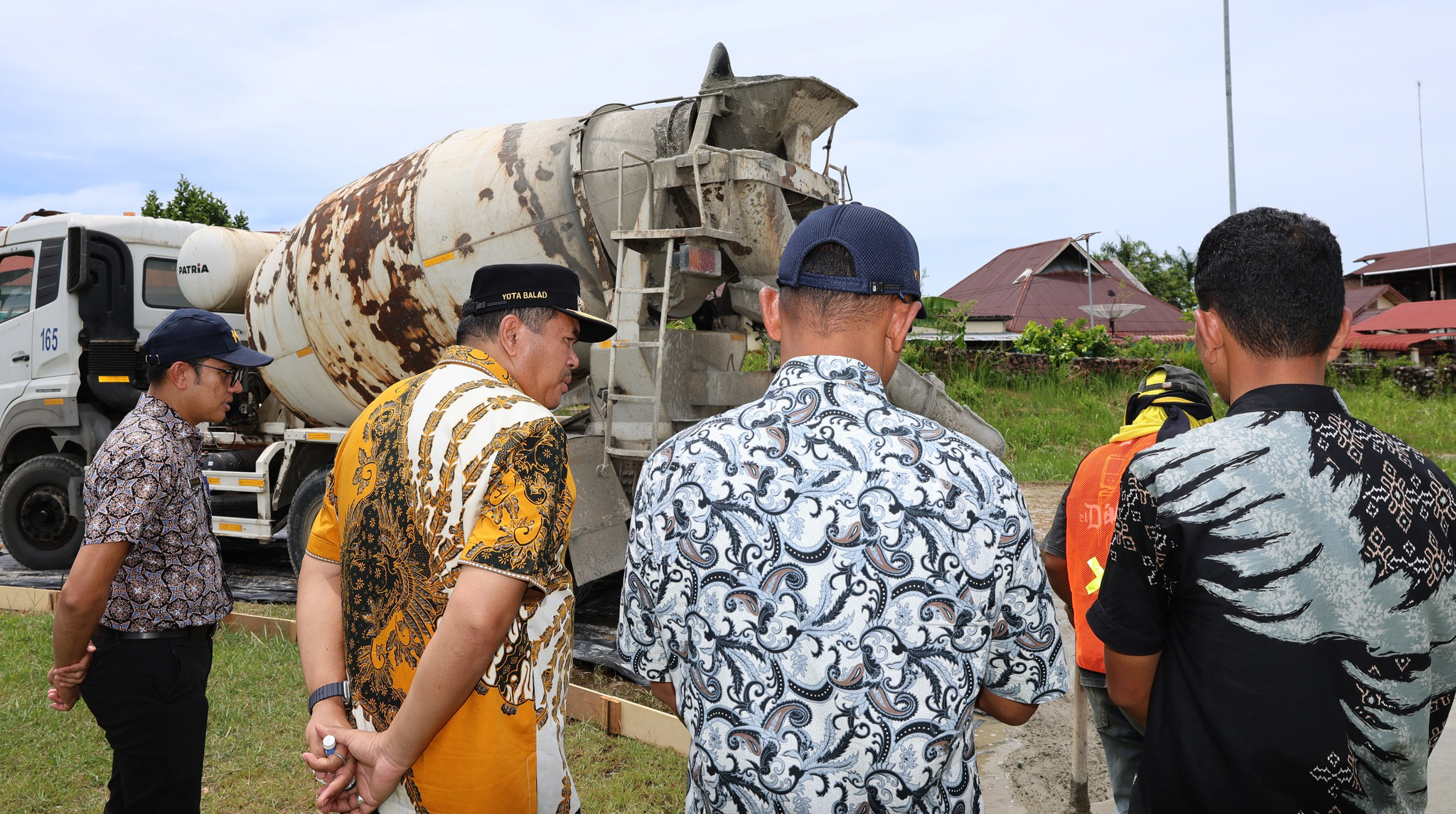 Pembangunan jogging track GOR Rawang Pariaman dikebut, panjang lintasan 240 meter, ditargetkan bisa digunakan pekan depan.