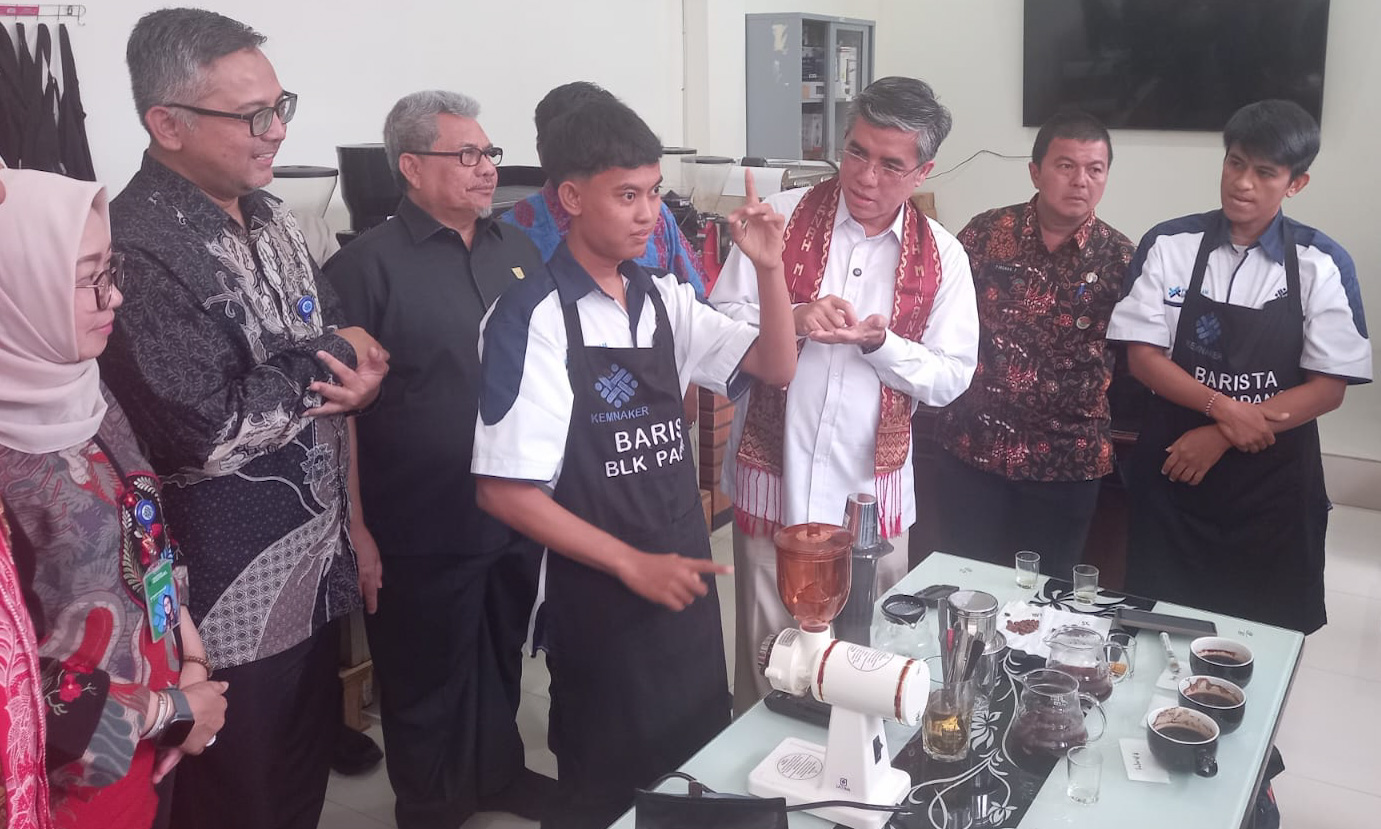 Menaker Yassierli berdialog dengan peserta pelatihan dari Yayasan Rumah Inklusi Padang yang mengikuti pelatihan barista dan front office perhotelan, Kamis (12/2/2026).