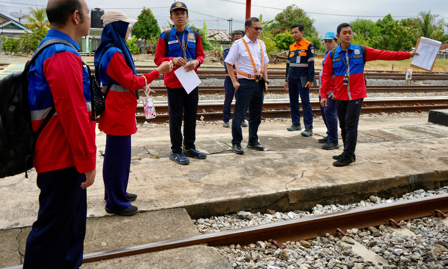 Tim KAI Divre II Sumbar dan DJKA melakukan inspeksi fasilitas stasiun dan sarana kereta api jelang Angkutan Lebaran 2026.