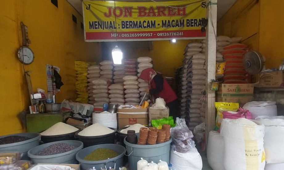 Harga beras di Padang masih tinggi jelang Ramadhan, tembus Rp21 ribu per kg. Pemko gelar operasi pasar tekan lonjakan harga.