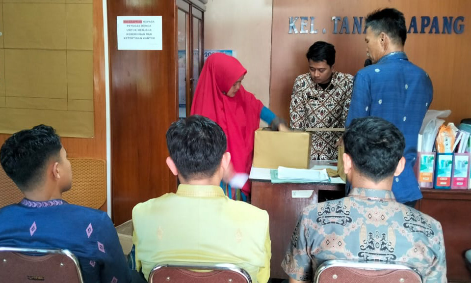 Pemilihan Ketua LPM Tanahlapang Sawahlunto digelar door to door. Dedy Irawan unggul 156 suara dari 274 pemilih.
