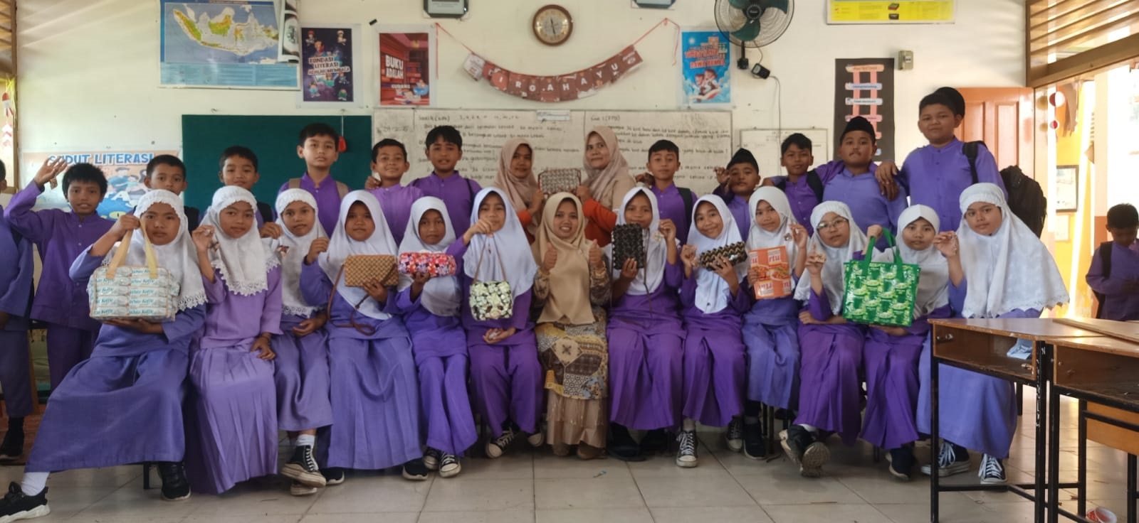BELAJAR: Murid SDN 65 Payakumbuh memperlihatkan hasil olahan bungkus kopi menjadi barang yang bernilai ekonomis.