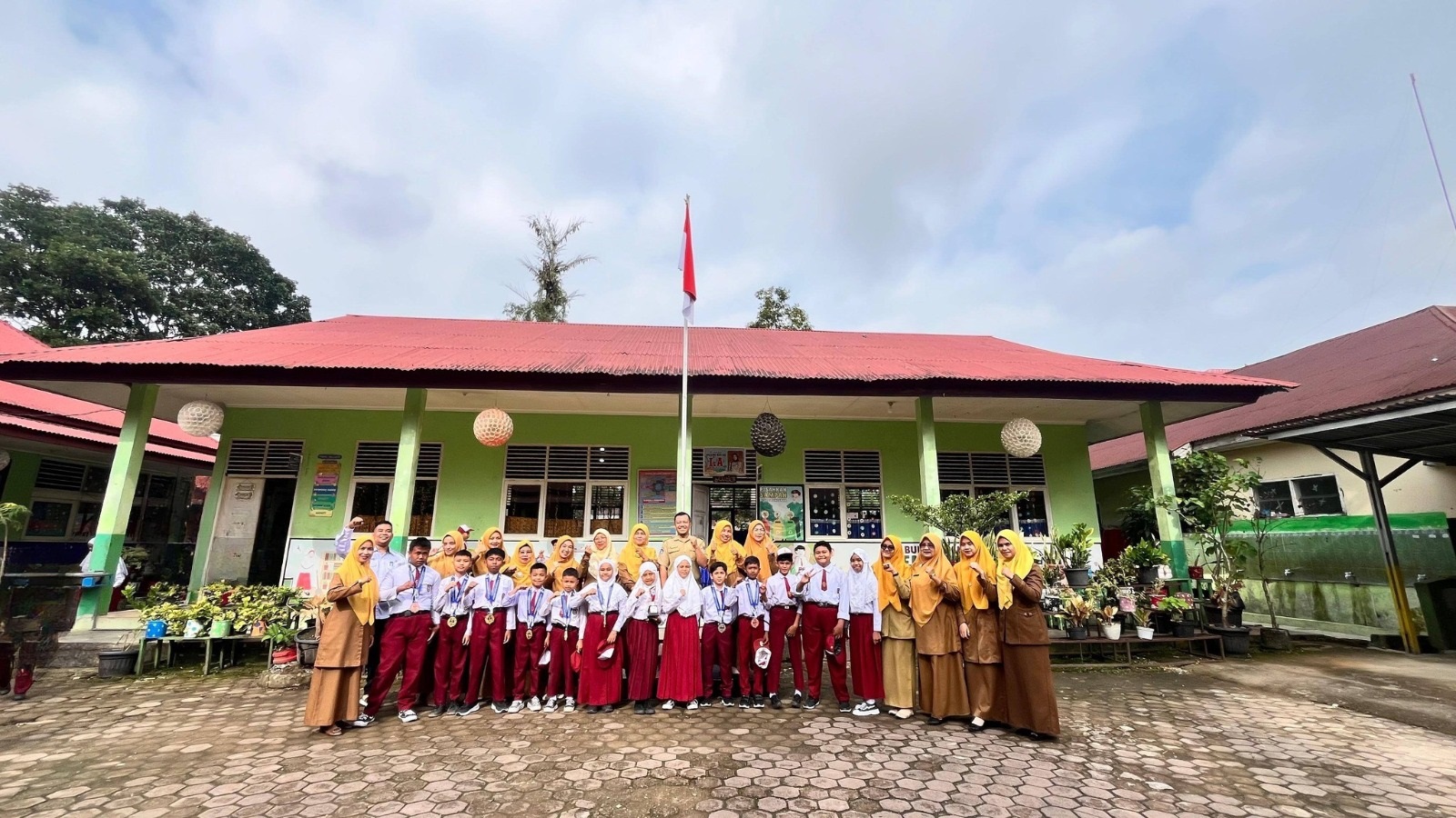 DUKUNGAN : Murid SDN 31 Payakumbuh peraih prestasi berfoto bersama dengan guru.