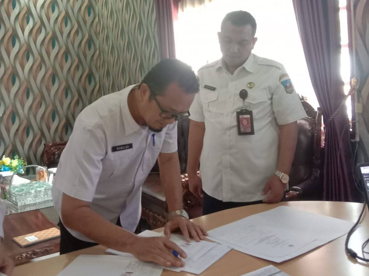 Dukcapil Dharmasraya teken kerja sama pemanfaatan data kependudukan dengan 7 OPD, pastikan perlindungan sesuai UU 24/2013.