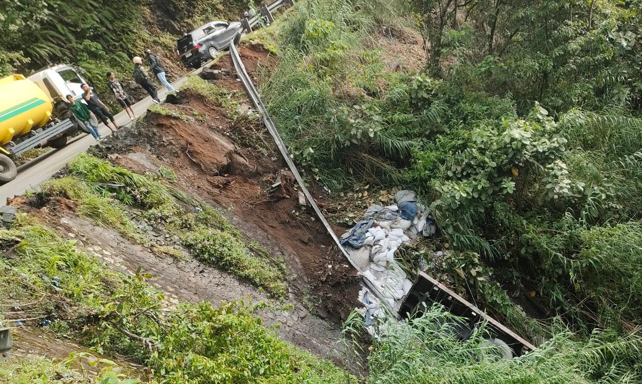 Truk angkut pasir penyaring air untuk fasilitas PDAM Gunungpangilun masuk jurang 10 meter di Sitinjaulauik Padang akibat rem blong. Sopir selamat, alami luka ringan.