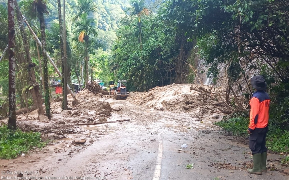 PEMBUKAAN JALUR: Petugas gabungan membersihkan material longsor yang menutup ruas jalan provinsi Bukittinggi&ndash; Maninjau di Lubuaksao, Nagari Dalko, Kecamatan Tanjungraya, Kabupaten Agam, Kamis (12/2).