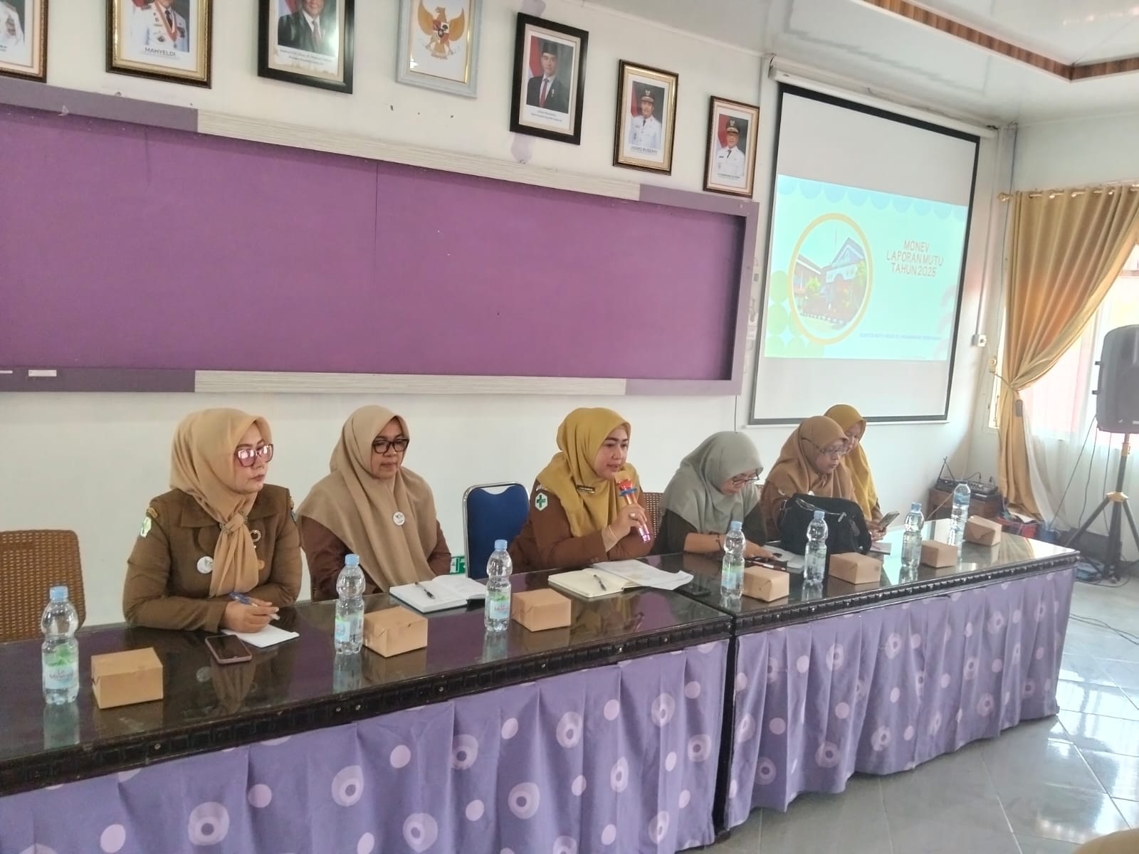 Direktur RSUD dr M Zein Painan, Dona Hamrita (tiga dari kiri) saat menyampaikan arahan saat Monev laporan mutu tahun 2025, Senin (9/2).