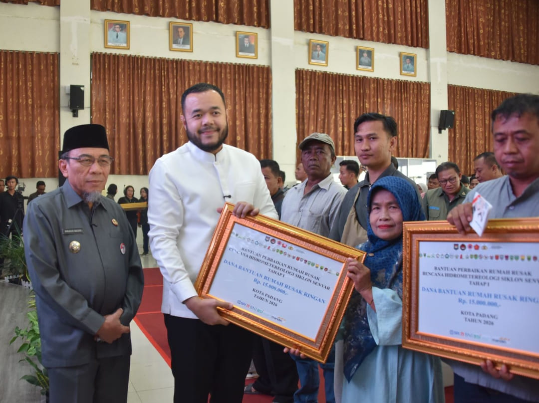 Wali Kota Padang Fadly Amran dan Wakil Wali Kota Maigus Nasir serahkan bantuan tahap I rumah Rusak Ringan dan Sedang dari Pemerintah Pusat di Balai Kota Padang, 13 Februari.(Foto: Prokopim)