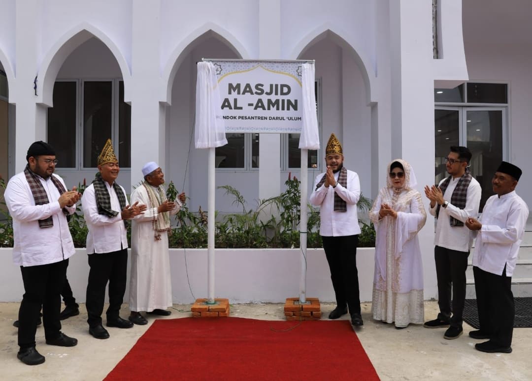 Wali Kota Padang Fadly Amran bersama keluarga donatur Masjid Al-Amin dan pengurus ponpes saat peresmian masjid.(Foto: Prokopim)