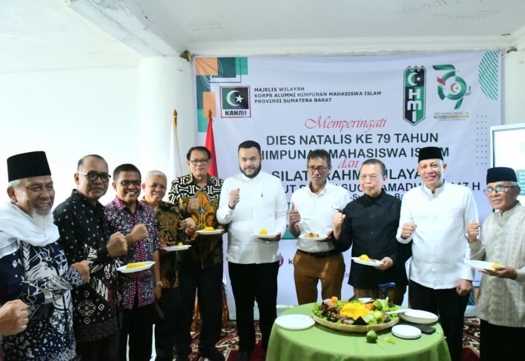Wali Kota Padang Fadly Amran bersama tokoh KAHMI Sumbar pada peringatan Dies Natalis ke-79 HMI di Wisma Insan Cita HMI/KAHMI.(Foto: Prokopim)