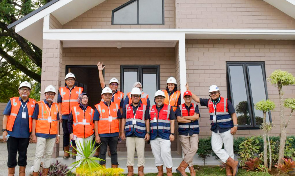 Jajaran Direksi dan Komisaris SIG serta manajemen PT Semen Padang berpose di depan rumah contoh SEPABLOCK di kawasan pabrik Indarung, Padang, Kamis (12/2/2026).