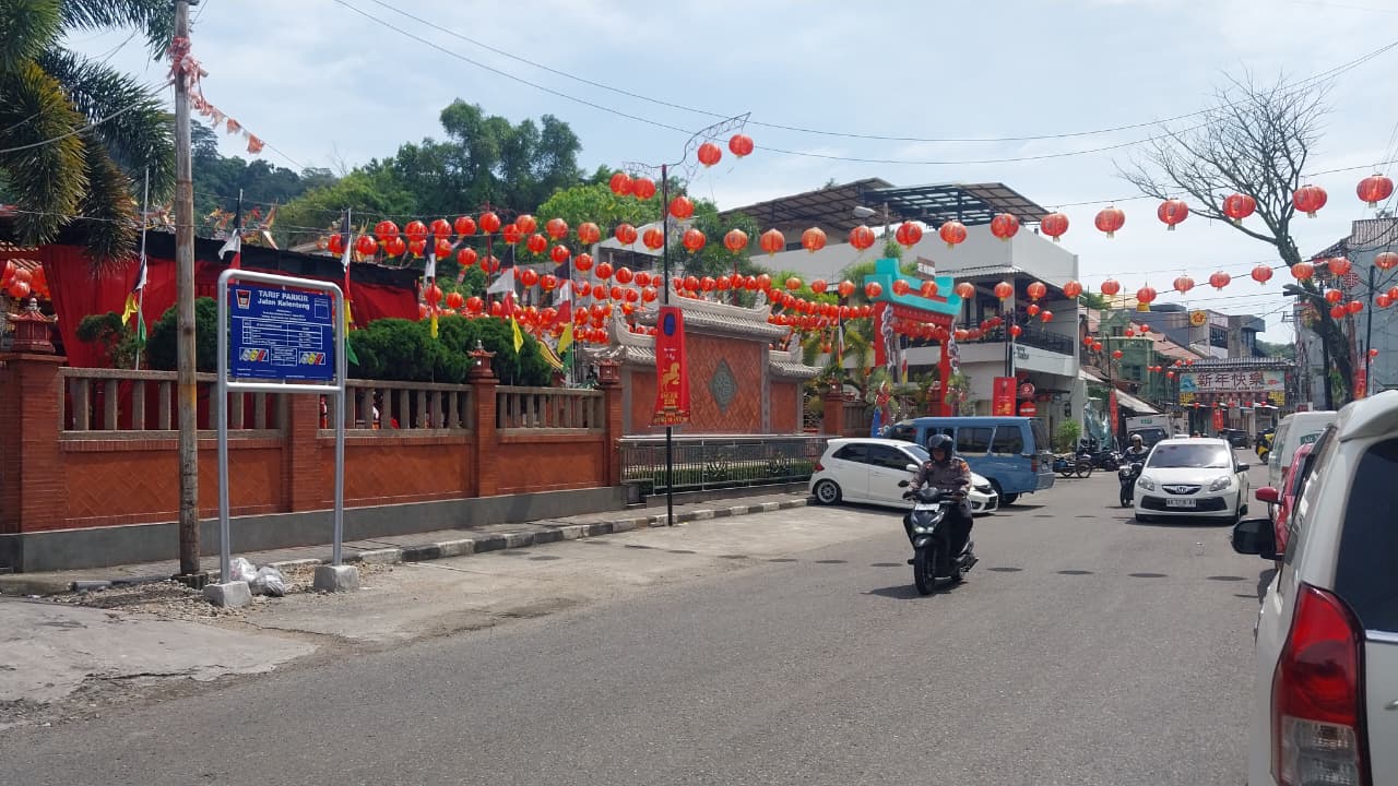 Suasana kawasan Pondok, Kota Tua Padang jelang puncak perayaan Imlek 2026, Jumat (13/2/2026). (Foto: Mengki Kurniawan/Padeks)