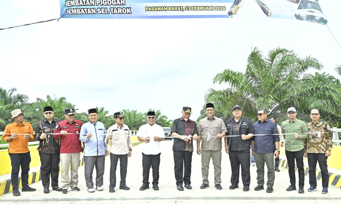 Gubernur Mahyeldi didampingi Bupati Pasaman Barat Yulianto meresmikan tiga jembatan di ruas Bunga Tanjung&ndash;Teluk Tapang, Kabupaten Pasaman Barat, Jumat (13/2/2026). (foto: Pemkab Pasbar)
