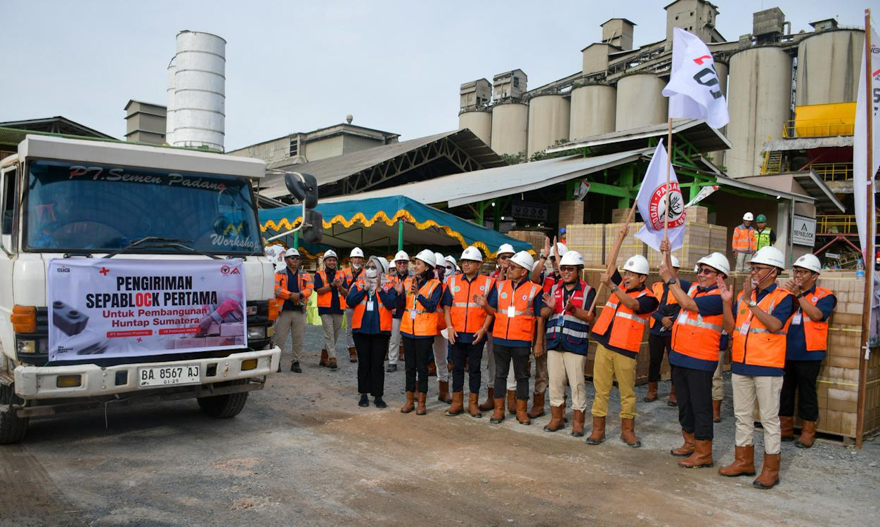 SIG lepas pengiriman perdana SEPABLOCK Semen Padang untuk huntap korban badai hidrometeorologi Sumatera November 2025.